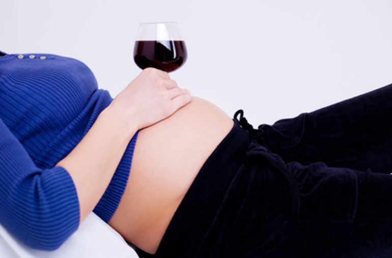 verre de vin rouge femme enceinte